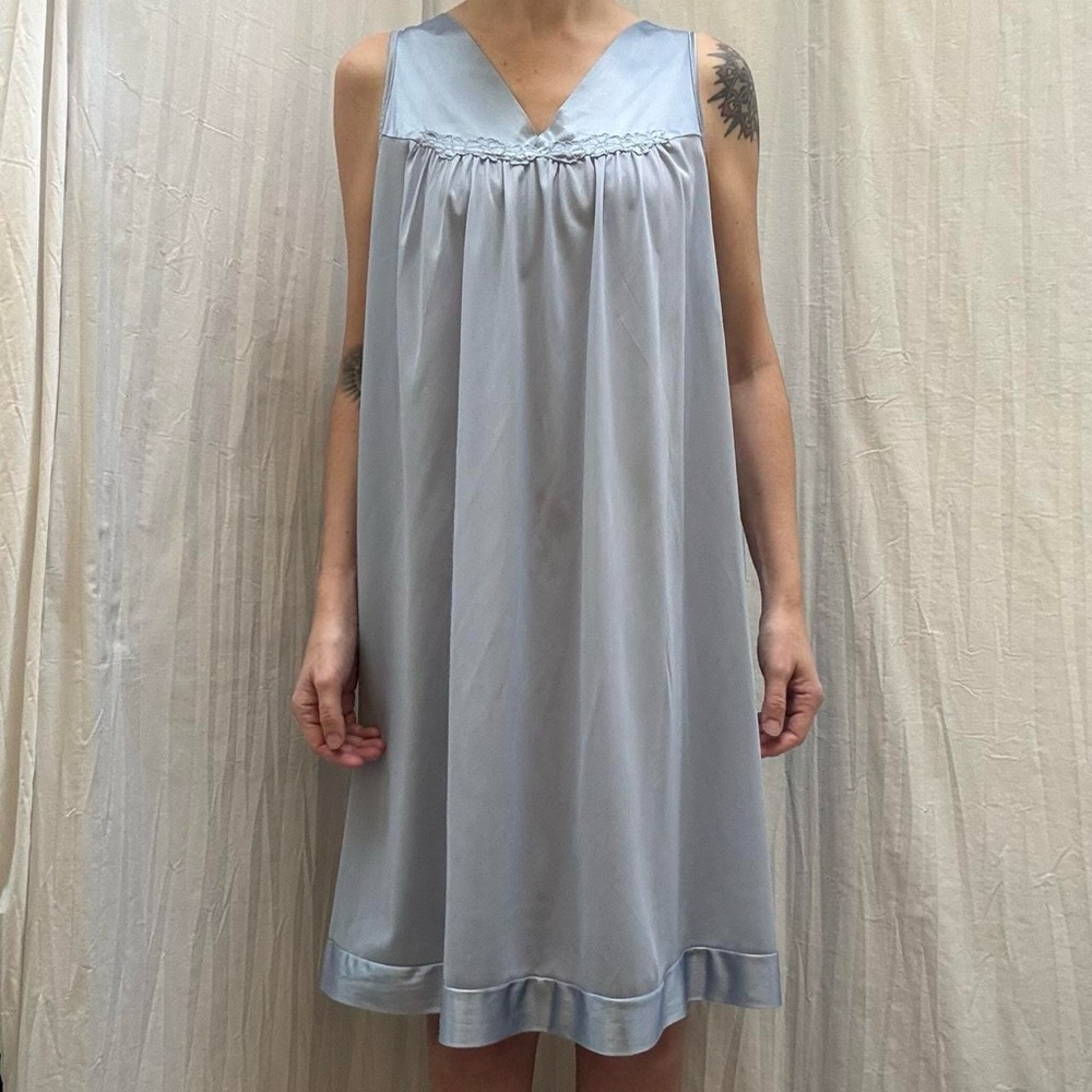 Periwinkle Blue Chemise Floral Embroidery Nightgown Vintage 60s/70s‎ Vanity Fair